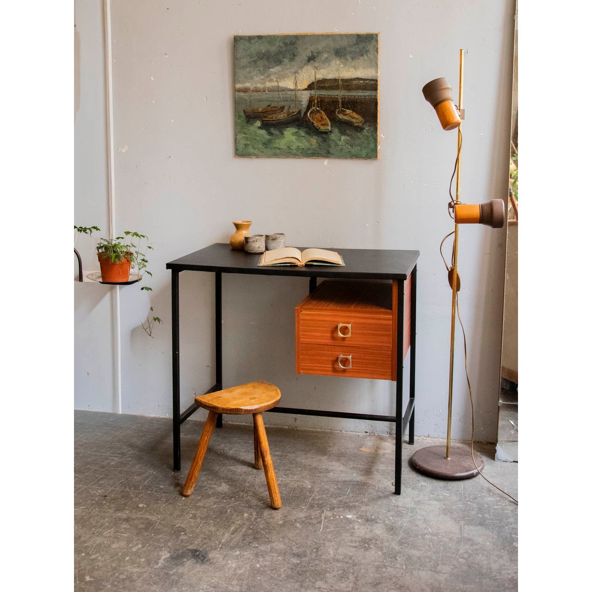 Bureau scandinave au plateau en simili cuir Yvan N°557 - Bon état bois foncé, DEBONGOUT
