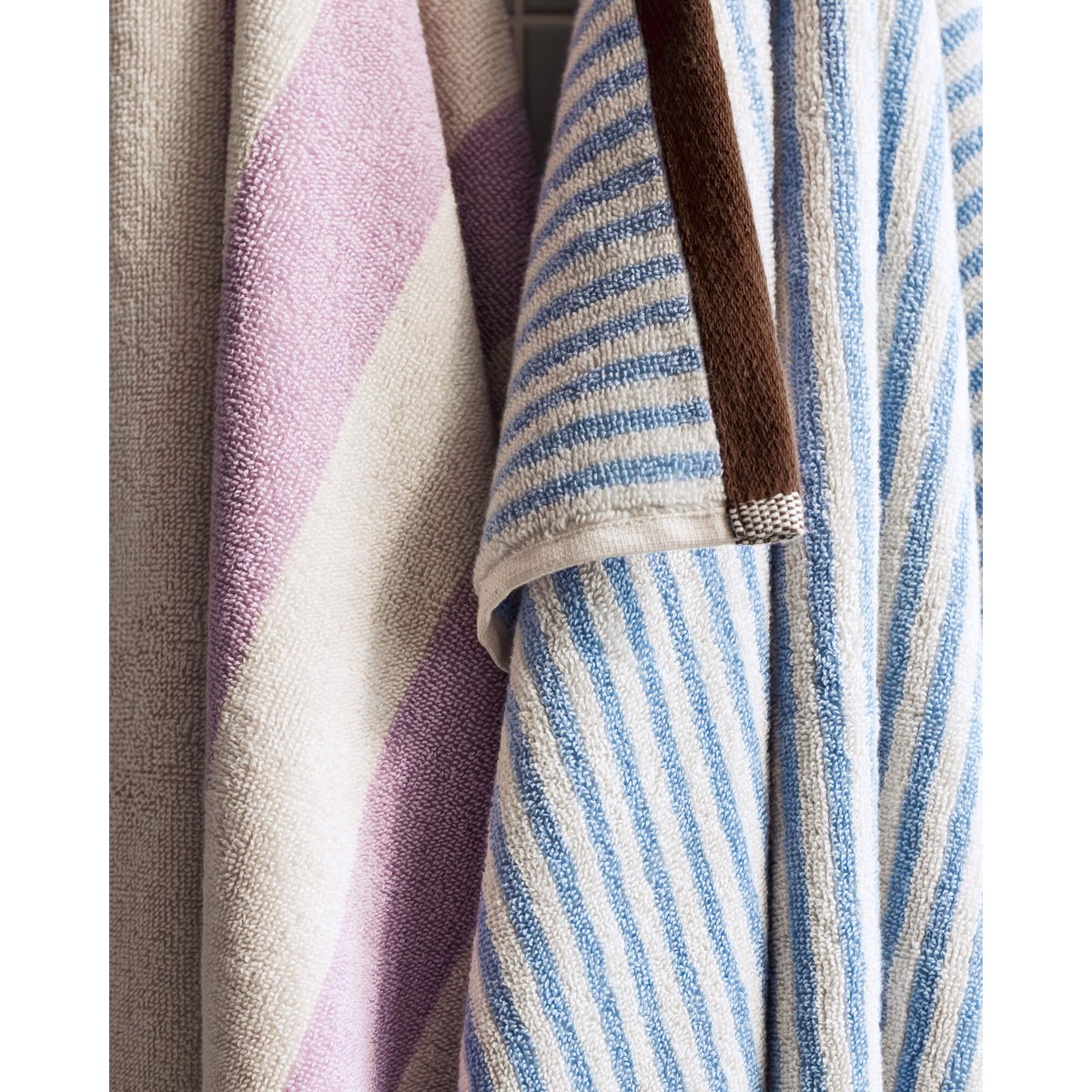 Serviette de bain Gobo - coton absorbant, rayures et bord contrasté marron, NOO.MA