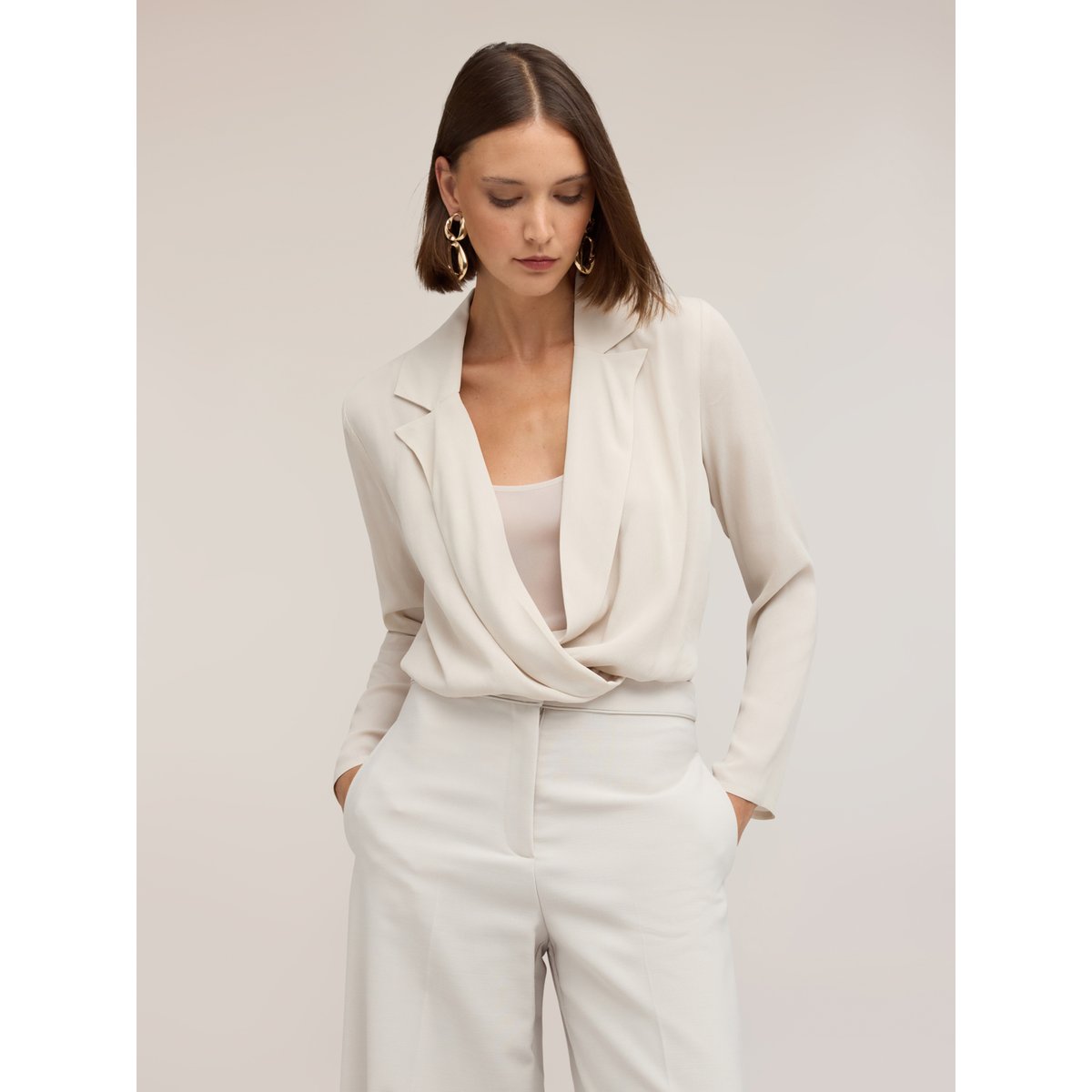 Chemise body avec décolleté croisé beige, MOTIVI
