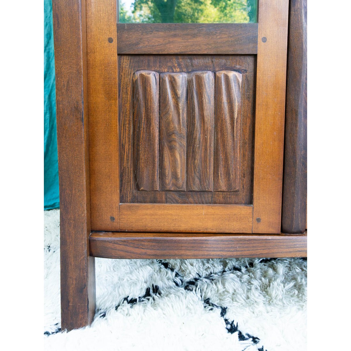 Vitrine brutaliste en bois massif Victoria N°1355 - Bon état bois foncé, DEBONGOUT