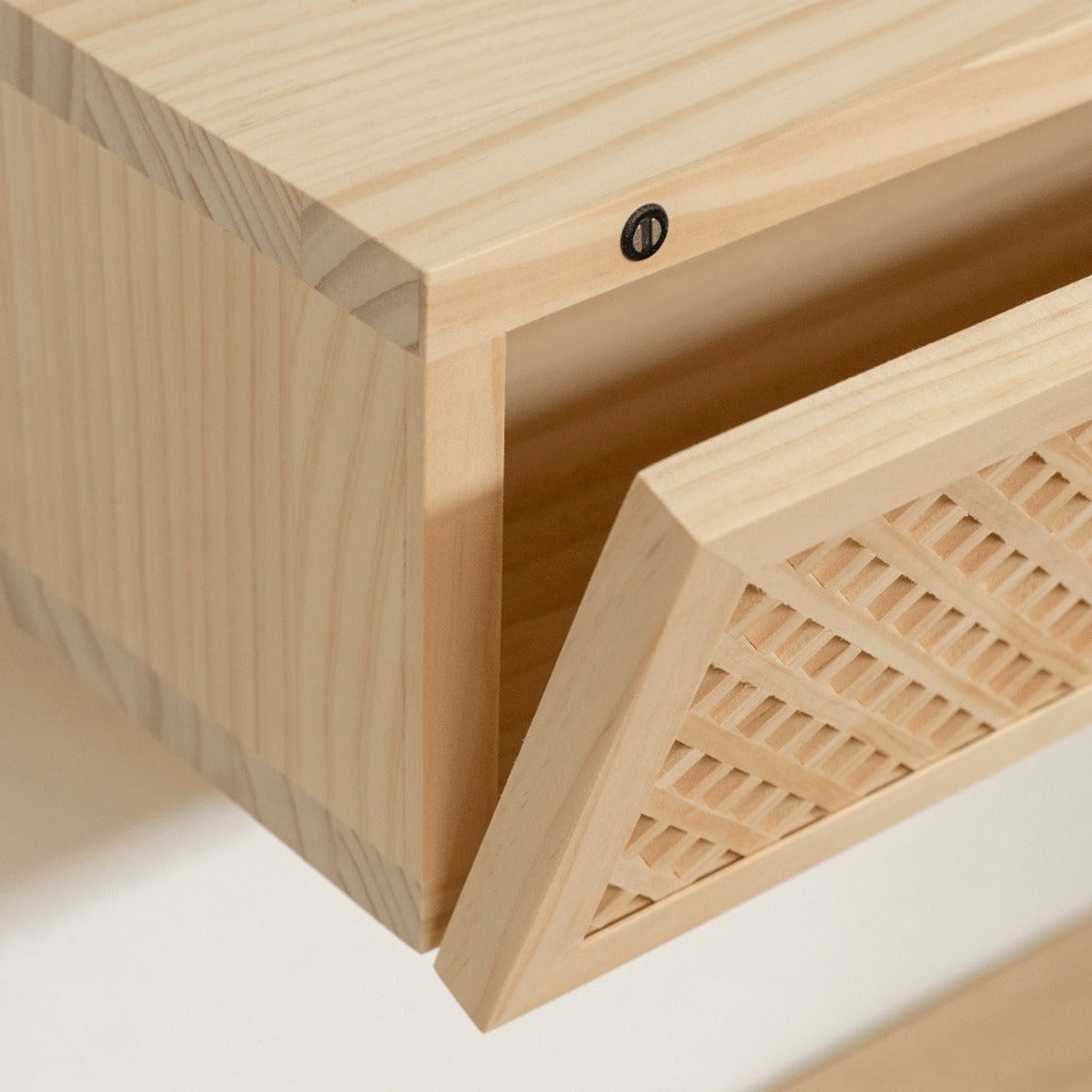 Table de chevet en pin massif verni IFACH bois clair, NAAN FURNITURE