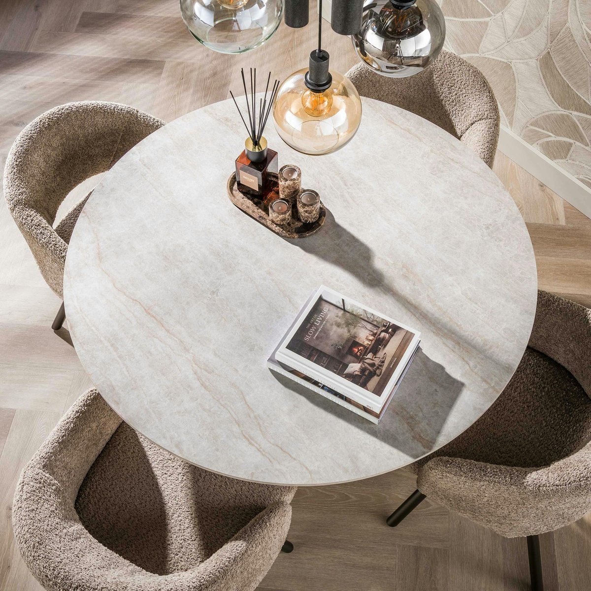 Table à manger ronde vintage en céramique marbrée Ø120 cm MAHAL beige, PIER IMPORT