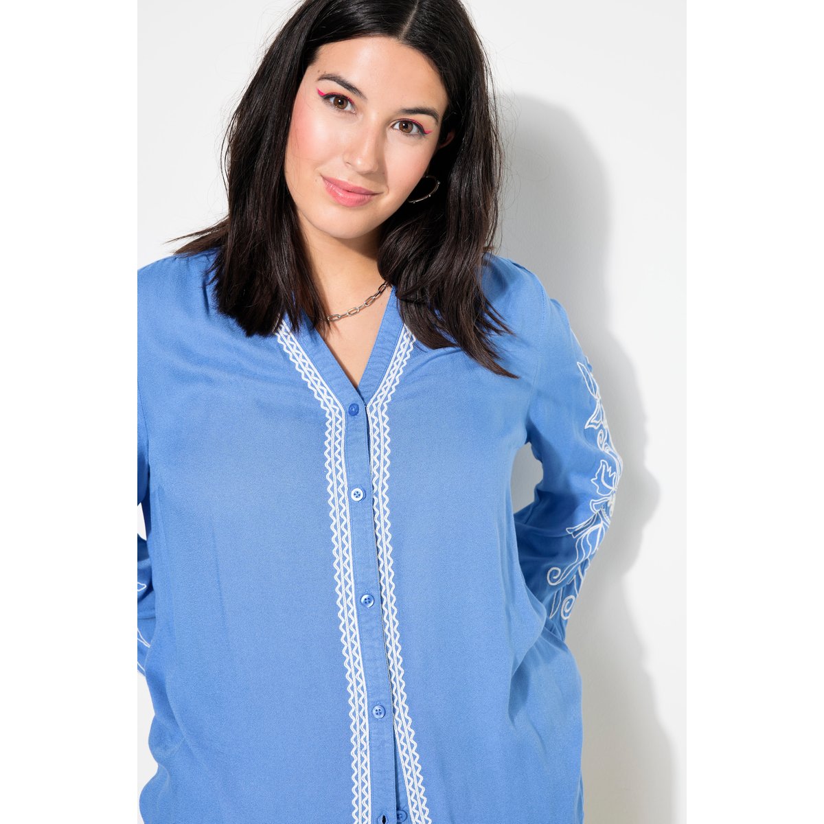 Chemisier, coupe Loose Shape, broderies bleu jean, STUDIO UNTOLD