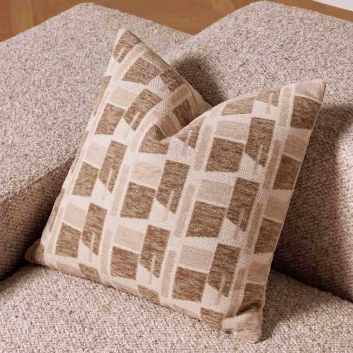 Coussin à motifs géométriques en velours jacquard 40x40cm marron, ORNAMI