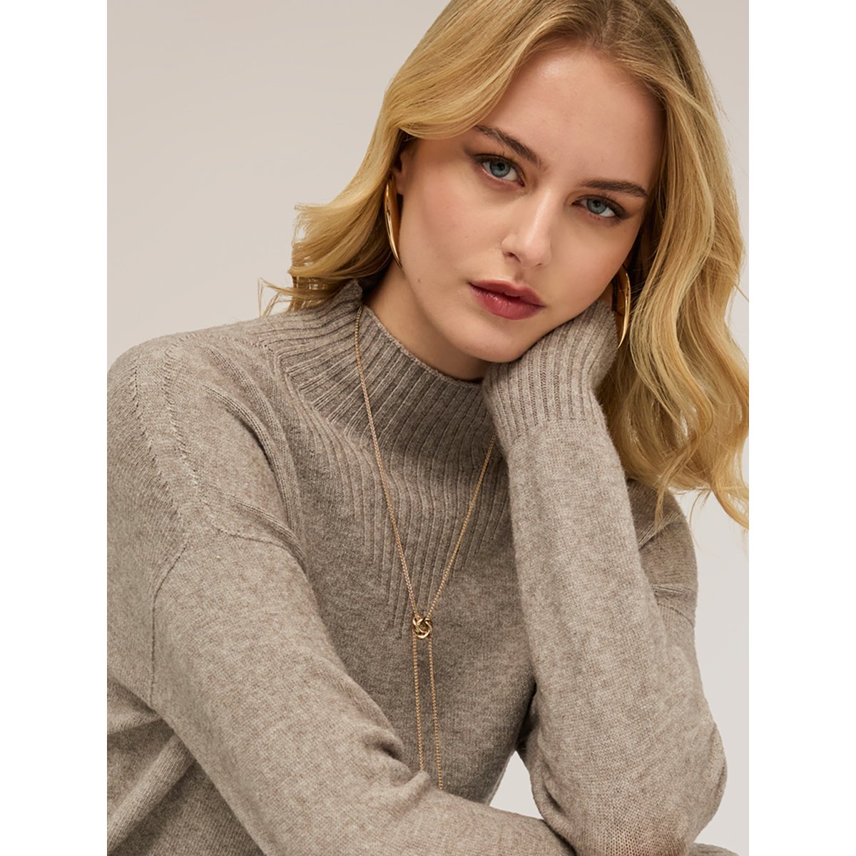 Pull col roulé côtelé en viscose beige, MOTIVI