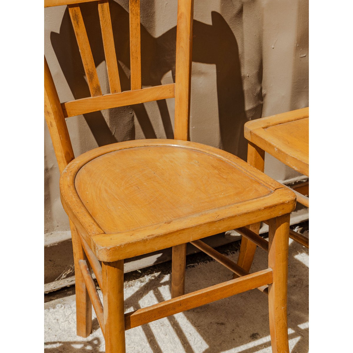 Lot de 8 chaises en bois Claude N°1406 - Bon état bois clair, DEBONGOUT