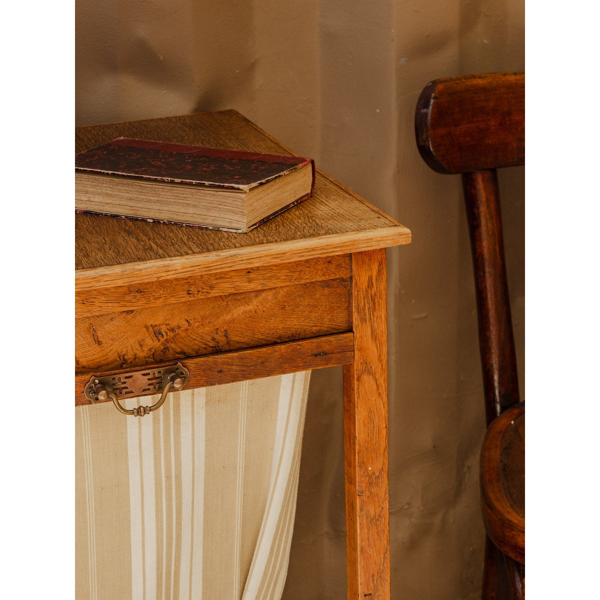 Table d'appoint en bois Francine N°1079 - Bon état bois clair, DEBONGOUT