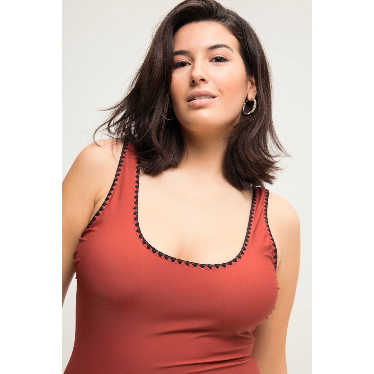 Maillot de bain avec liseré rouge brique, STUDIO UNTOLD