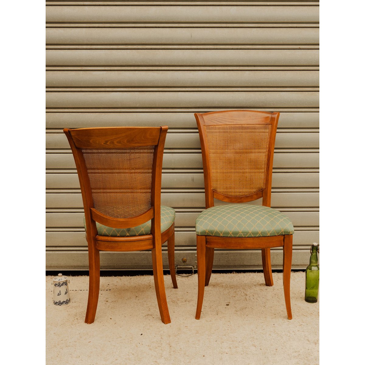 Paire de chaises en bois et tissu vert Claude N°1734 - Bon état bois foncé, DEBONGOUT