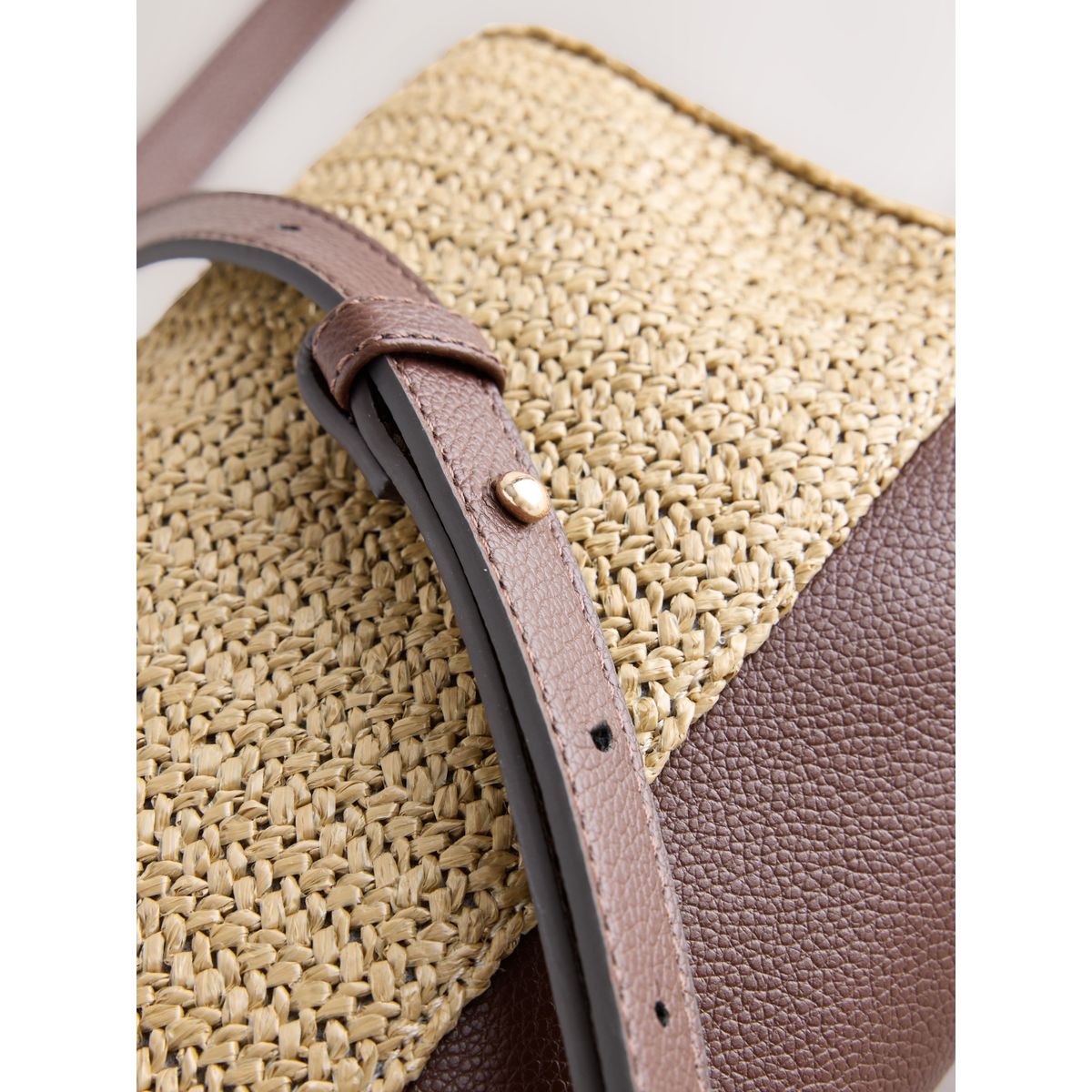 Sac à bandoulière aspect raphia fini métal marron chocolat, NEXT