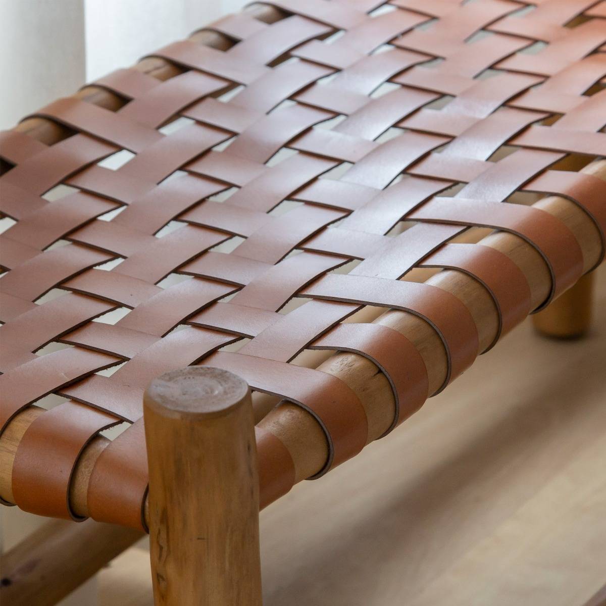 Banc en cuir marron et en bois ZOÉ bois foncé, MADE IN MEUBLES