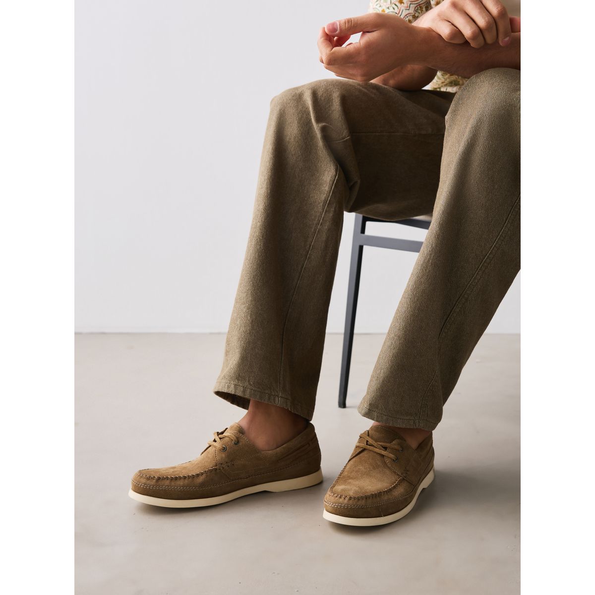 Chaussures bateau en daim à surpiqûres naturel, NEXT