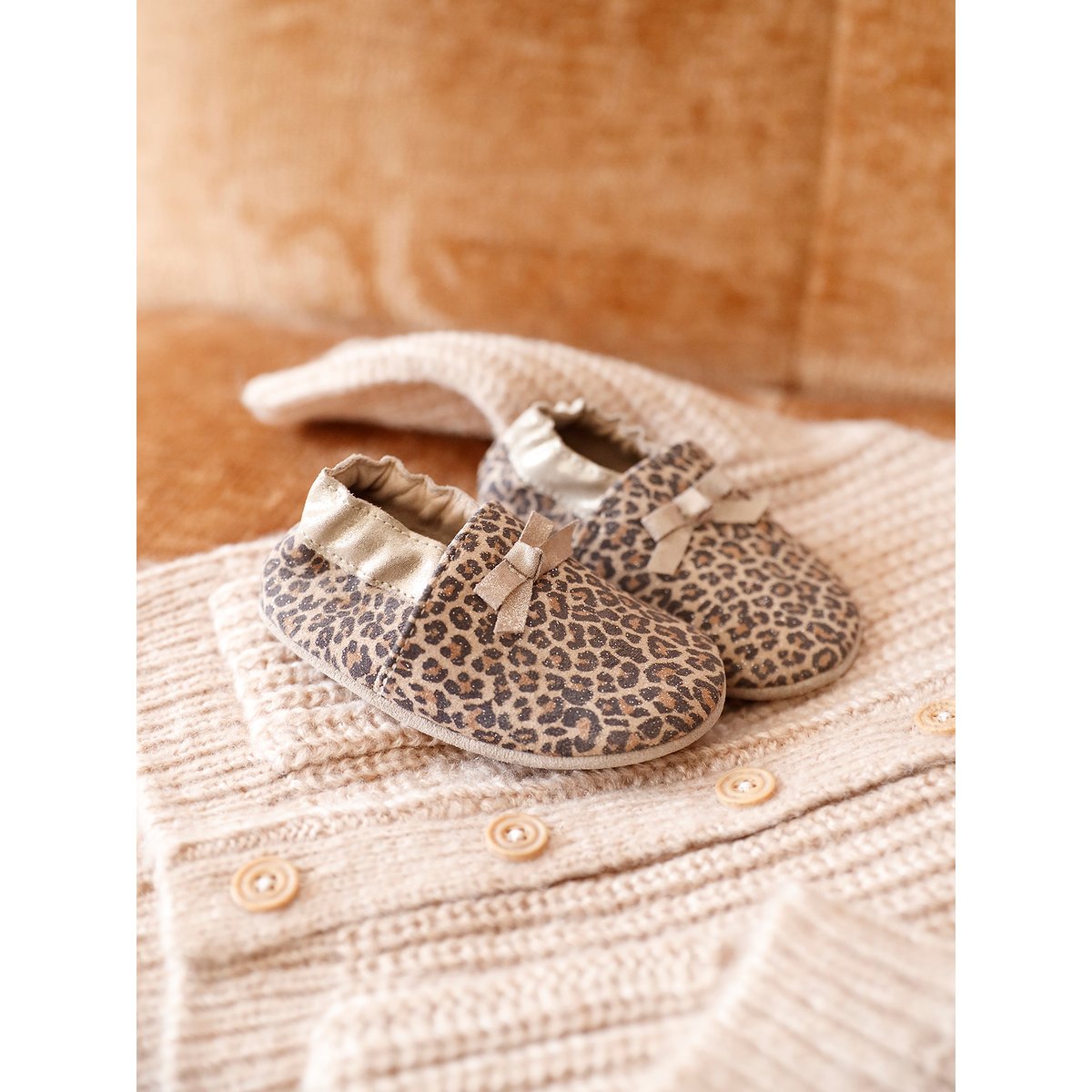 Chaussons élastiqués en cuir souple beige imprimé, VERTBAUDET