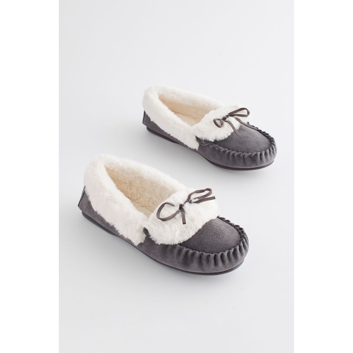 Chaussons style mocassins en daim gris, NEXT