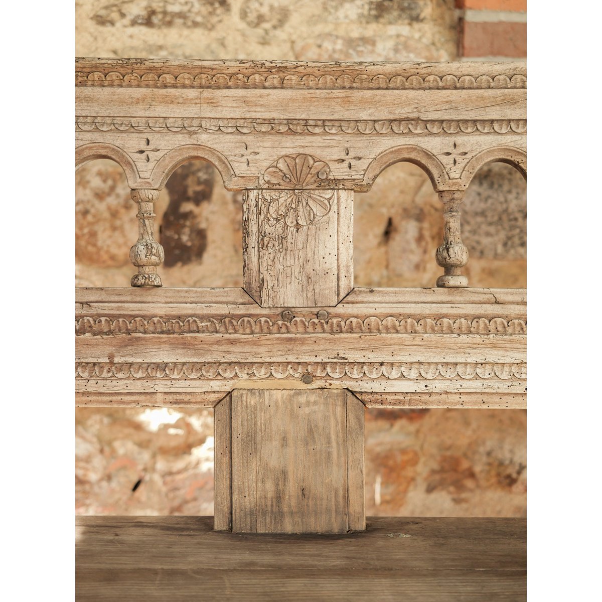 Grand banc aux arcades sculptées Antoine N°526 - Bon état bois clair, DEBONGOUT