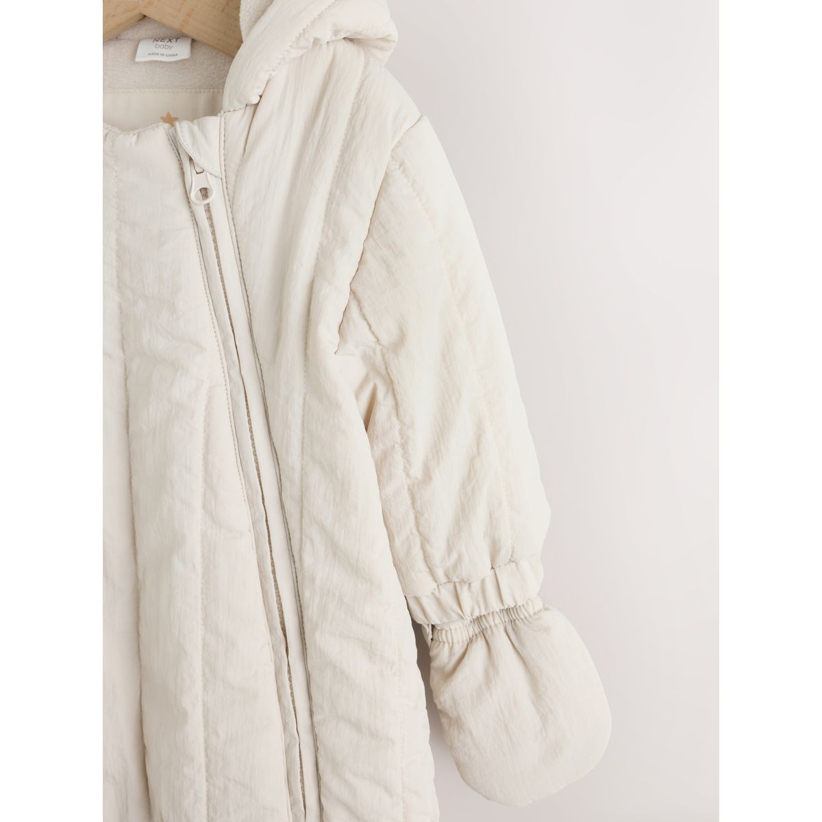 Combinaison bébé en nylon matelassé crème, NEXT