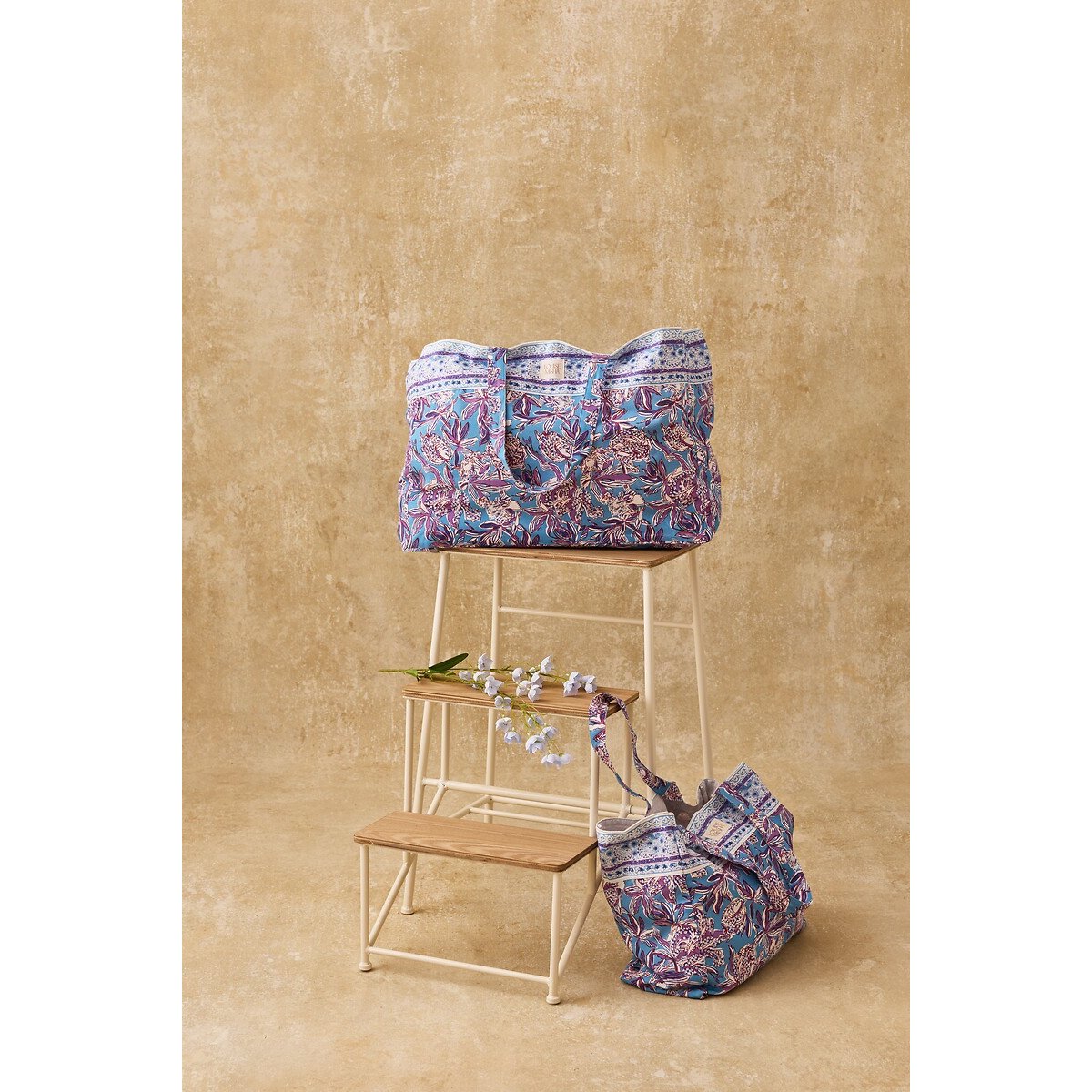 Sac tote grand format à fleurs, BEVERLY imprimé bleu, LOUISE MISHA