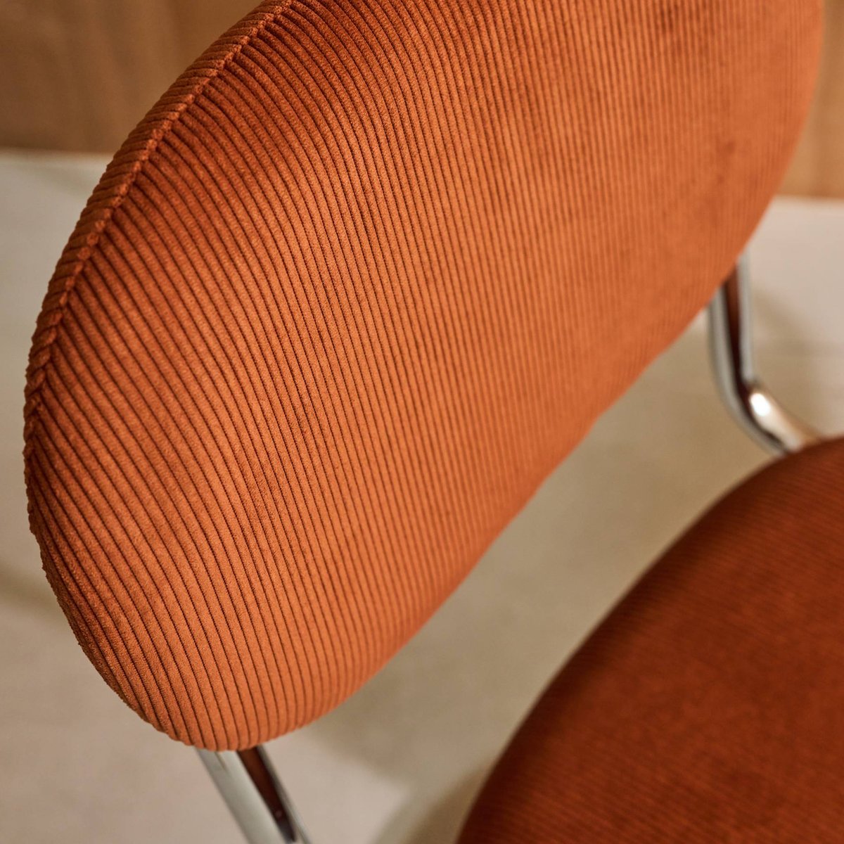 Chaise cantilever arrondie métal, velours côtelé et pieds chromés (lot de 2) MALOA camel, SWEEEK