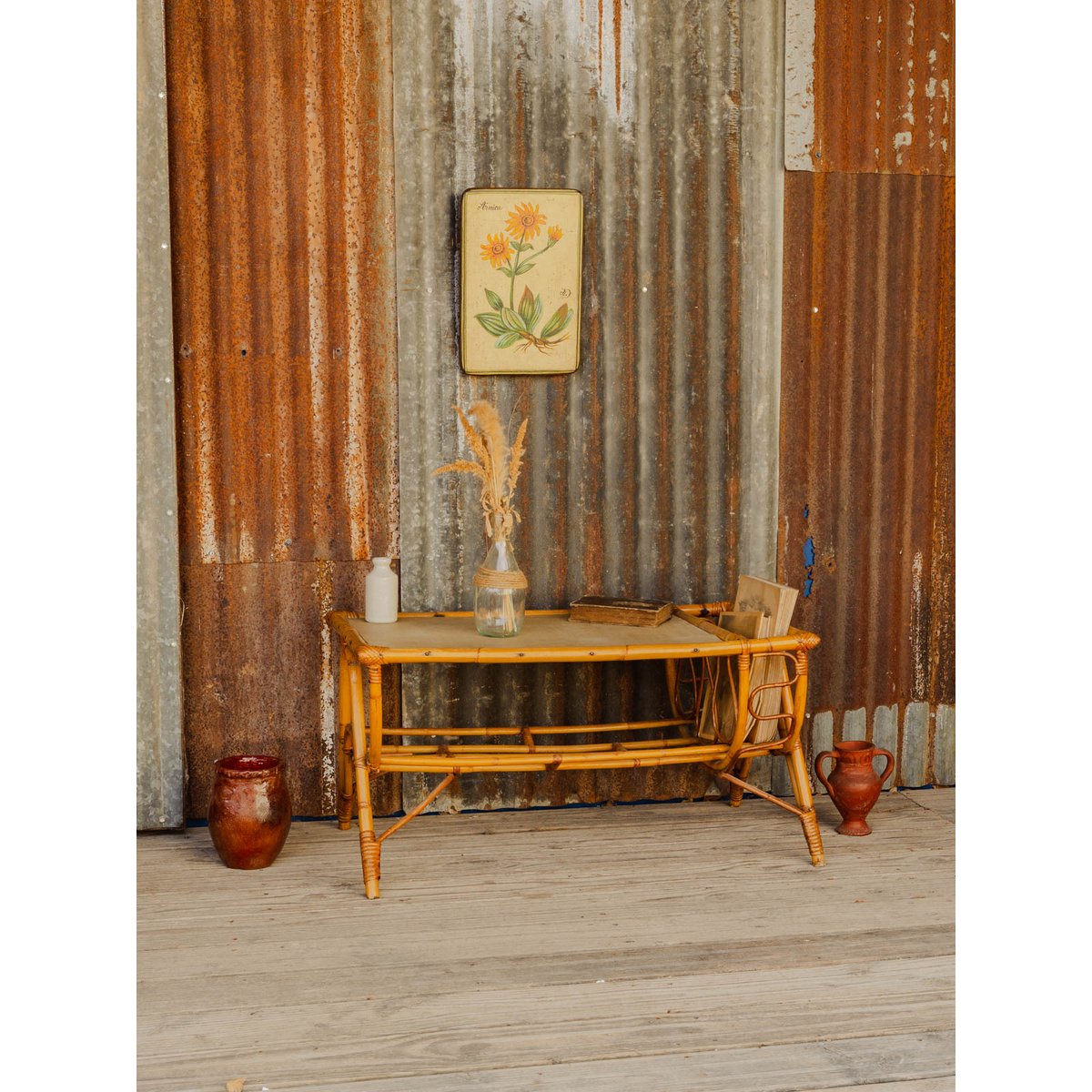 Table basse avec porte-revues en rotin Léonie N°1605 - Bon état bois clair, DEBONGOUT