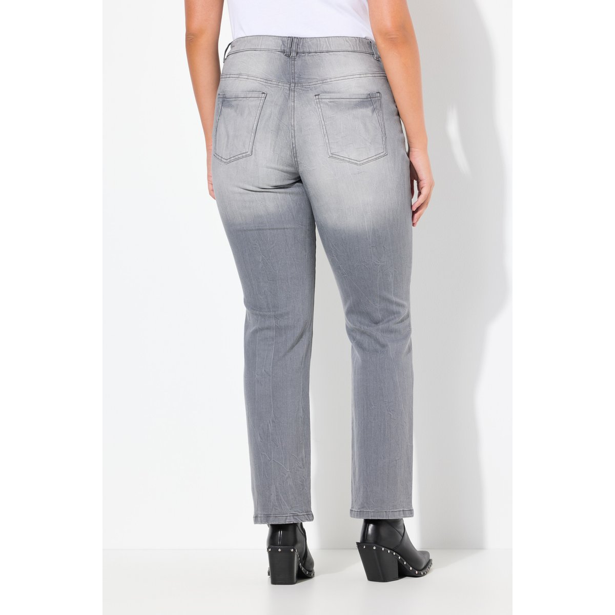 Jean Mandy, jambe droite et large jean gris foncé, ULLA POPKEN