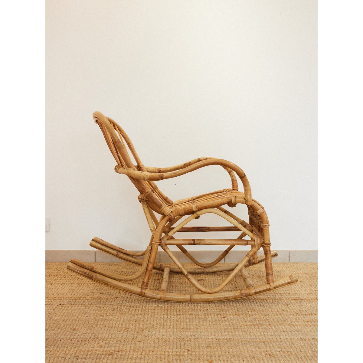 Rocking-chair en rotin Alibert N°107 - Bon état bois clair, DEBONGOUT