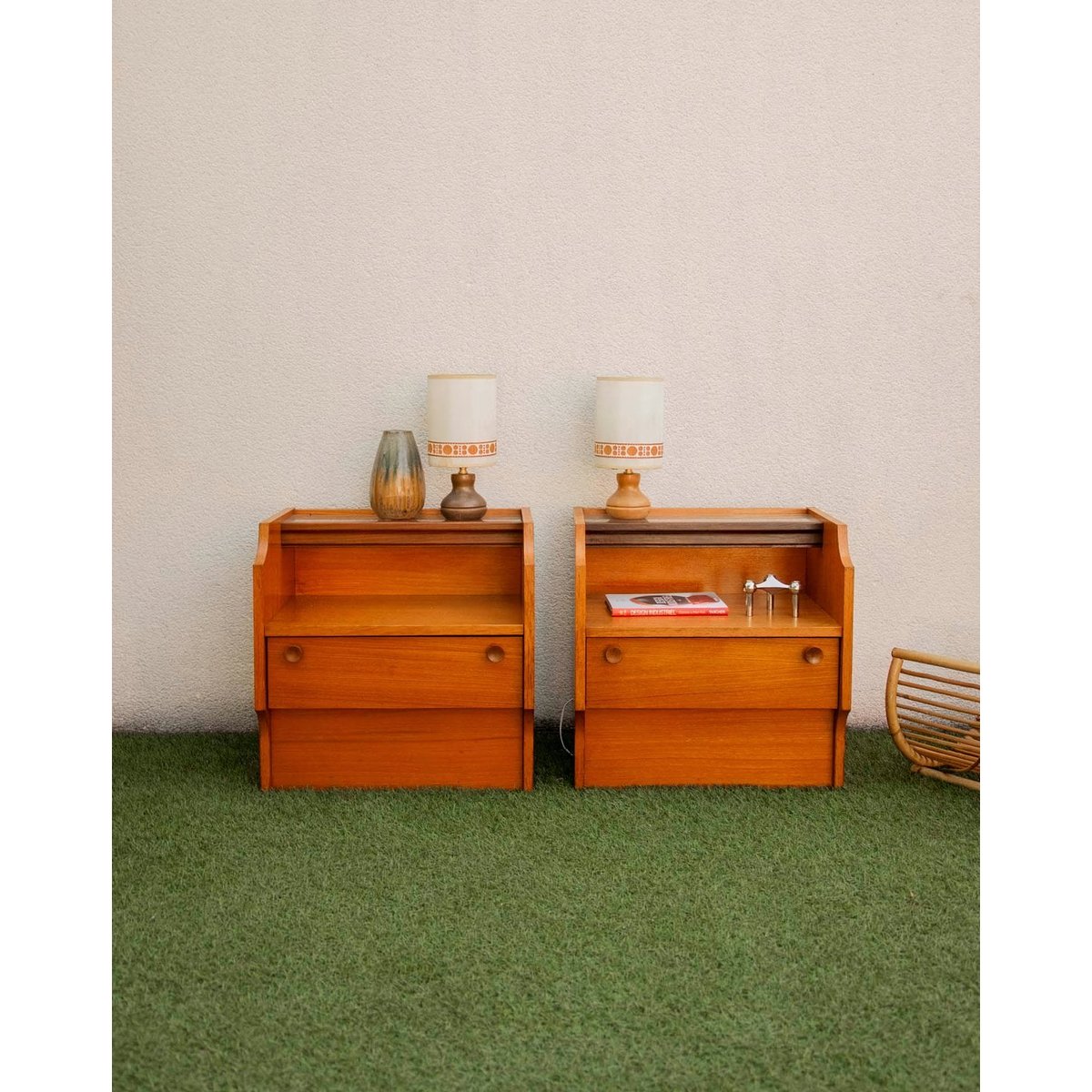 Paire de tables de chevets aux néons lumineux Maïa N°1501 - Bon état bois foncé, DEBONGOUT