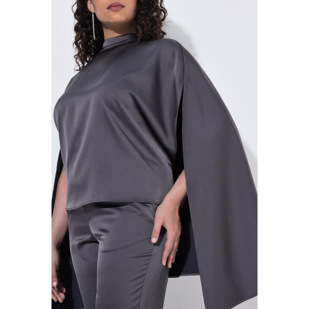 Blouse-cape en satin, coupe oversize asphalte, ULLA POPKEN