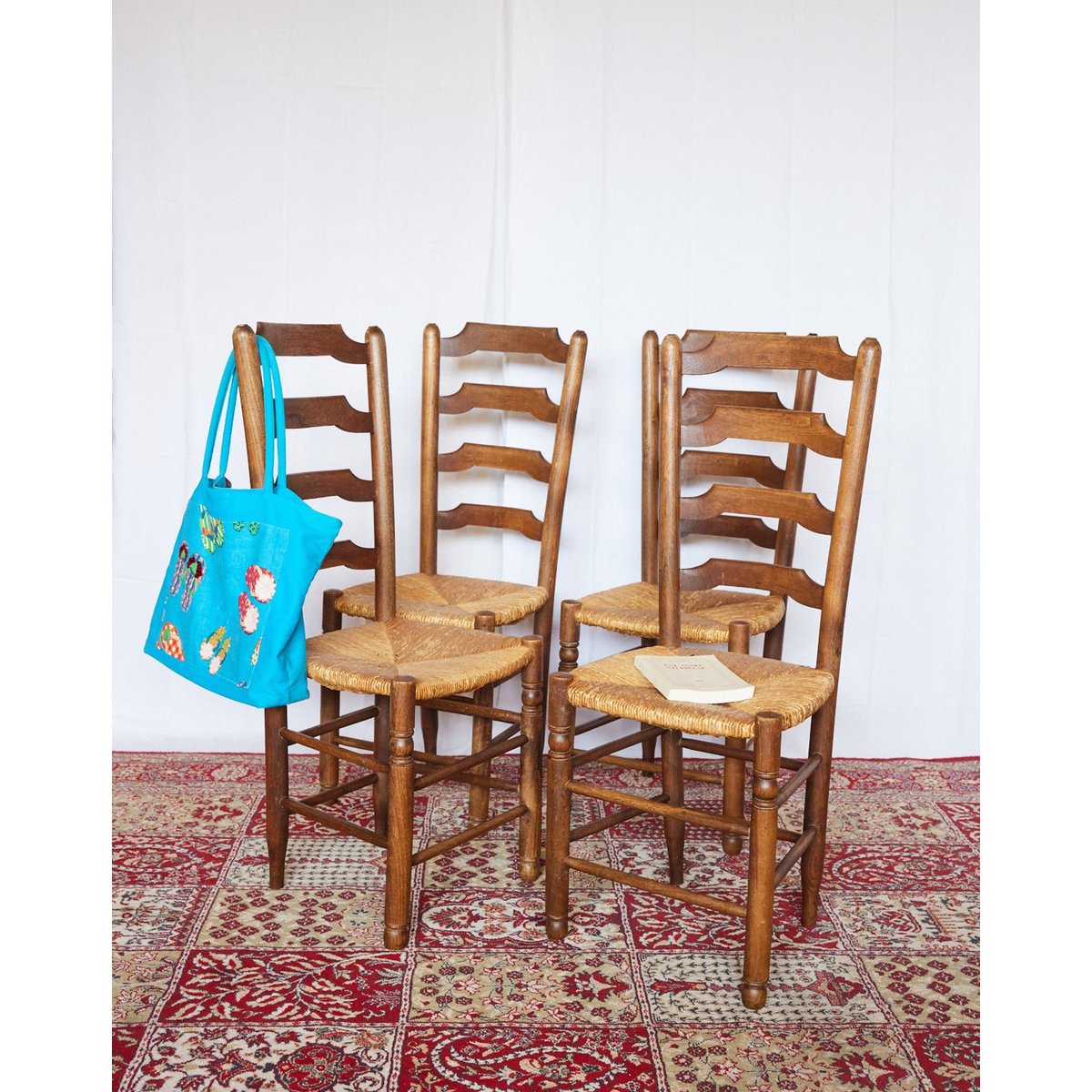 Lot de 4 chaises en paille Claude N°1436 - Bon état bois foncé, DEBONGOUT