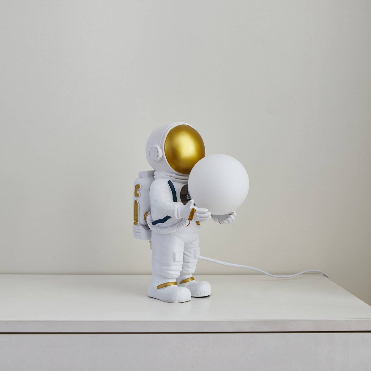 Lampe à poser en céramique jeunes, Kosmo blanc, or, LINDBY