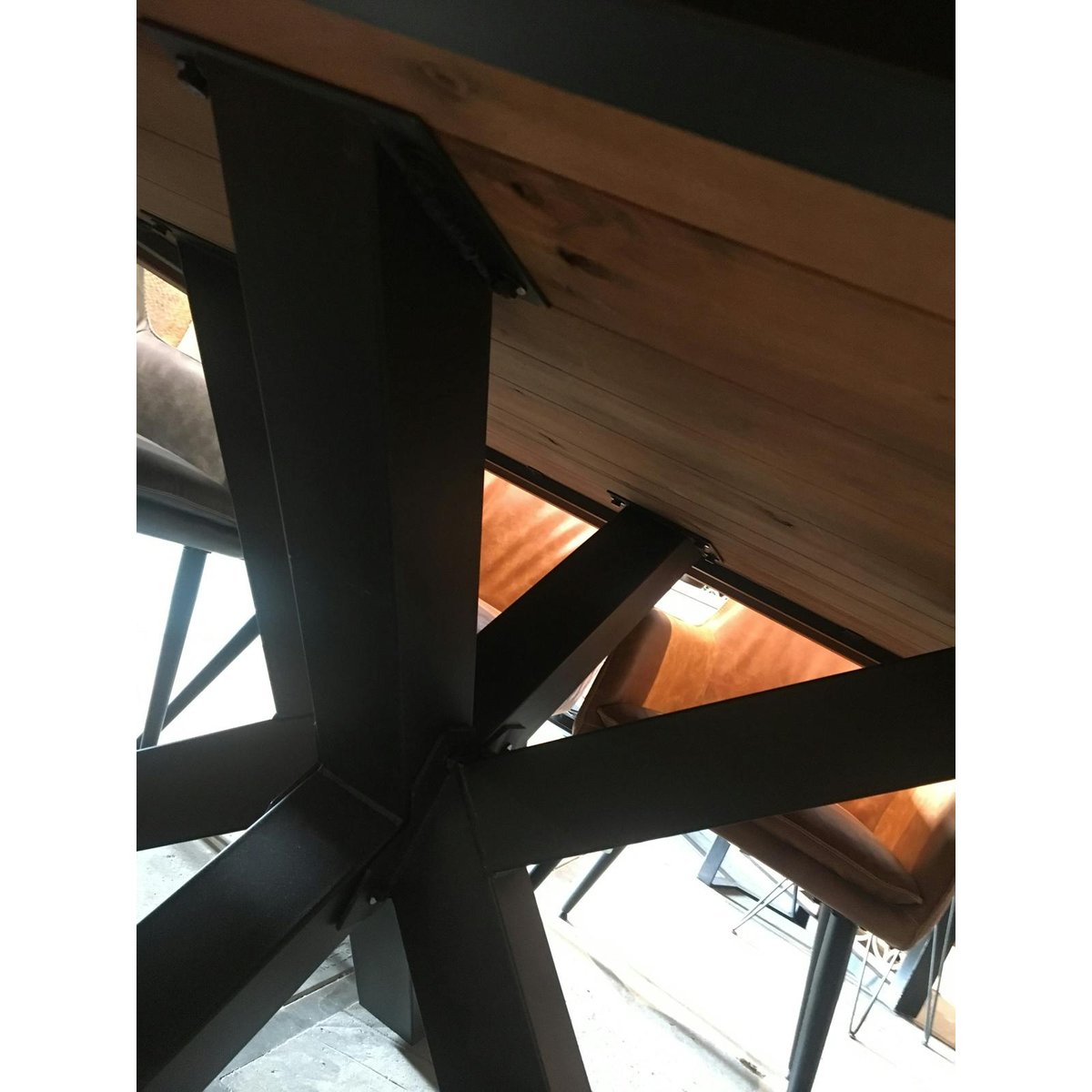 Table à manger 240 cm chêne massif pied central croisé OKA bois naturel, PIER IMPORT