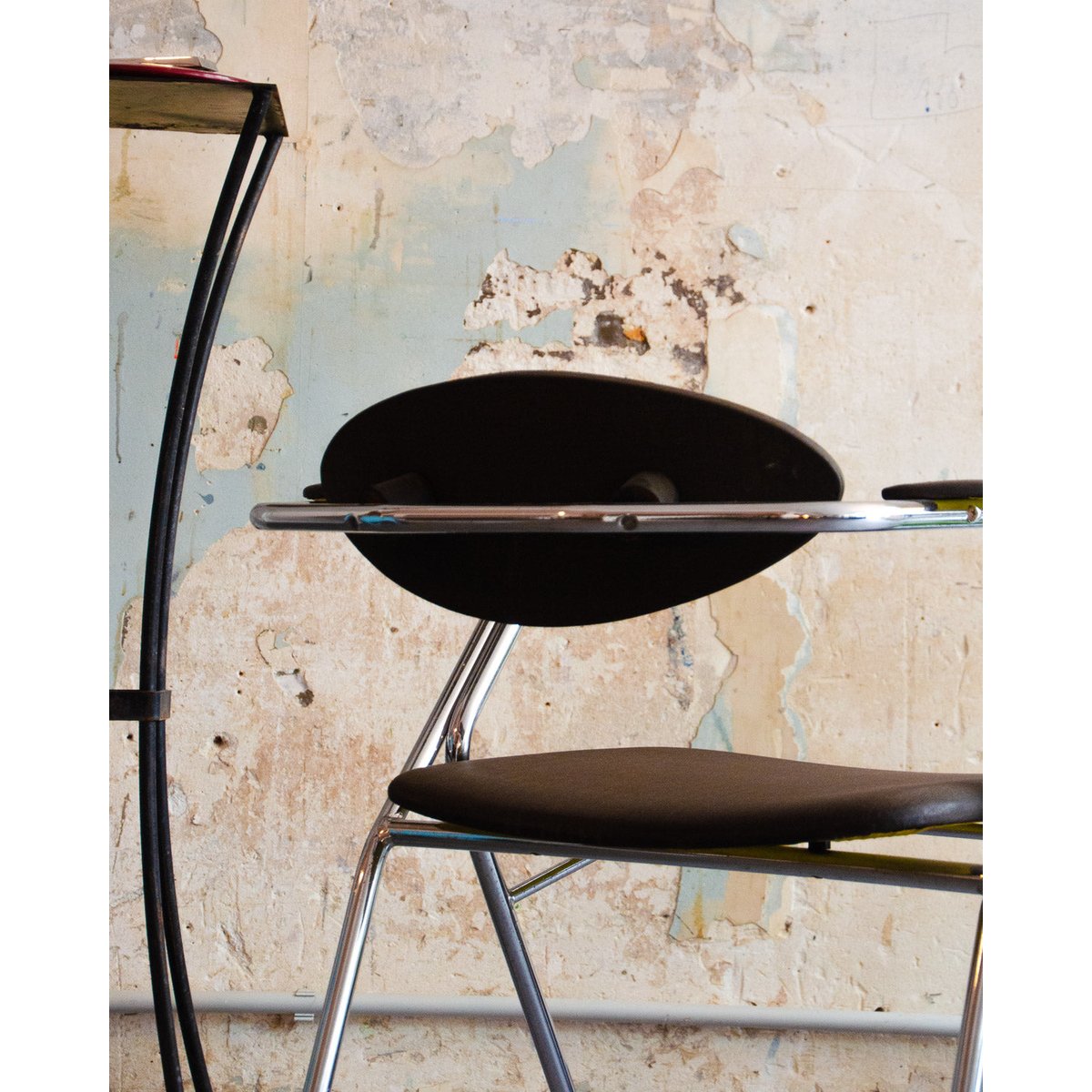 Chaise tubulaire en simili-cuir Alma N°1533 - Bon état gris, DEBONGOUT