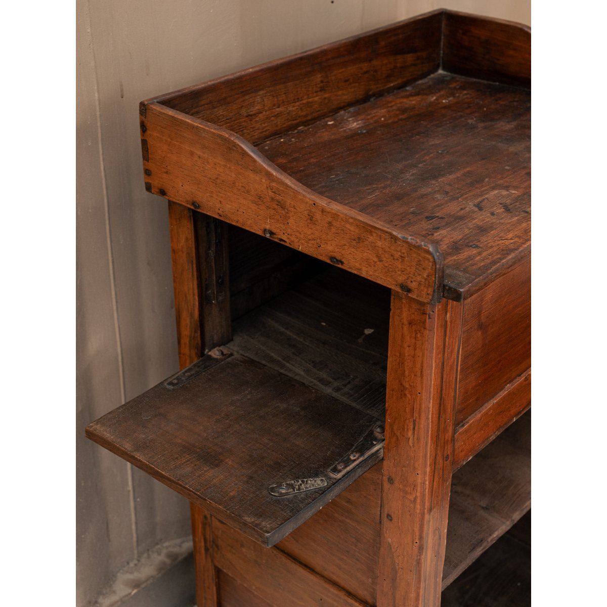 Petit buffet en noyer Gilbert N°1918 - Bon état bois foncé, DEBONGOUT
