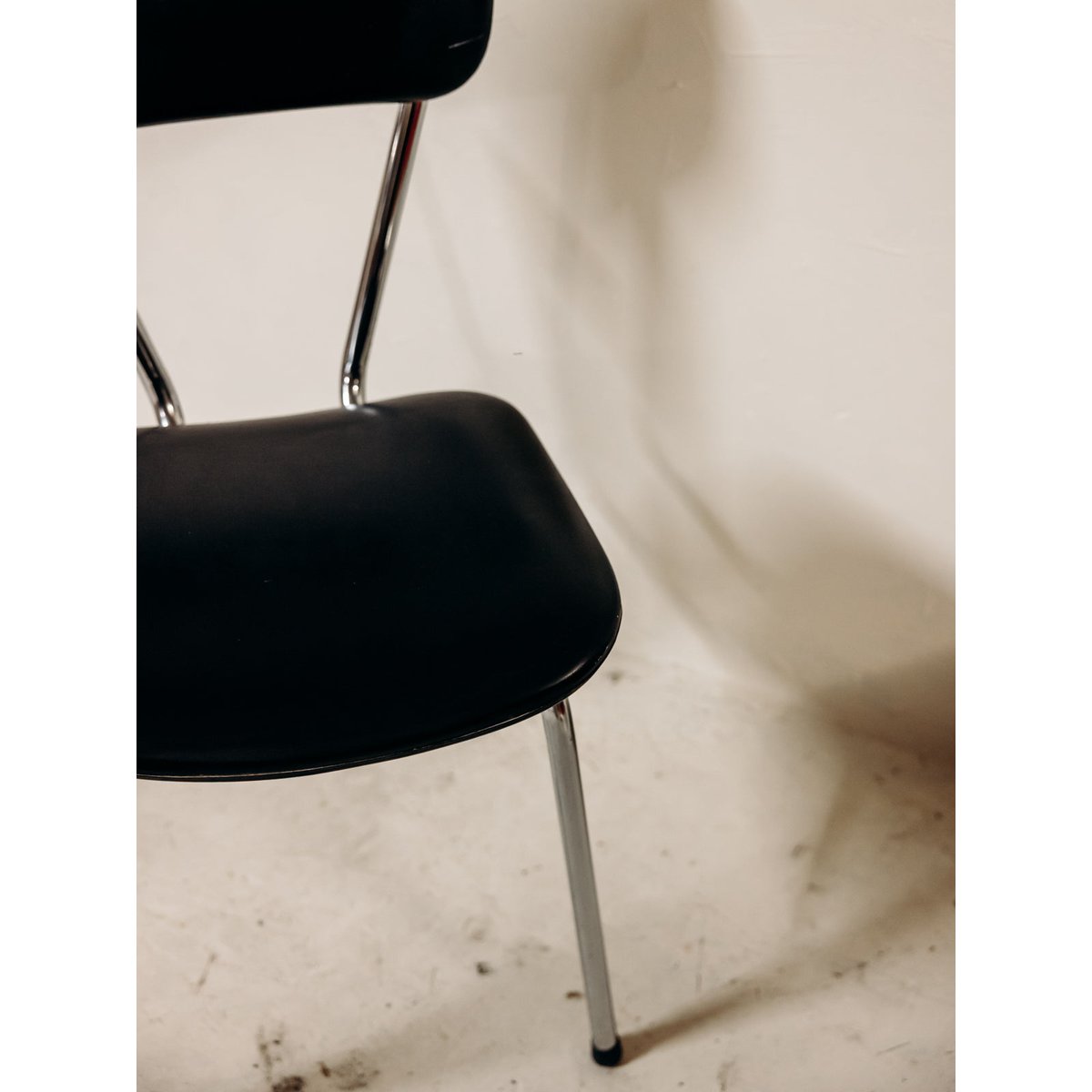 Chaise en simili cuir noir au cadre chromé Alma N°1971 - Bon état noir, DEBONGOUT