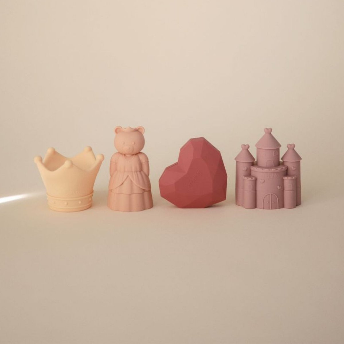 Lot de 4 jouets de bain rose, jaune, violet, MUSHIE
