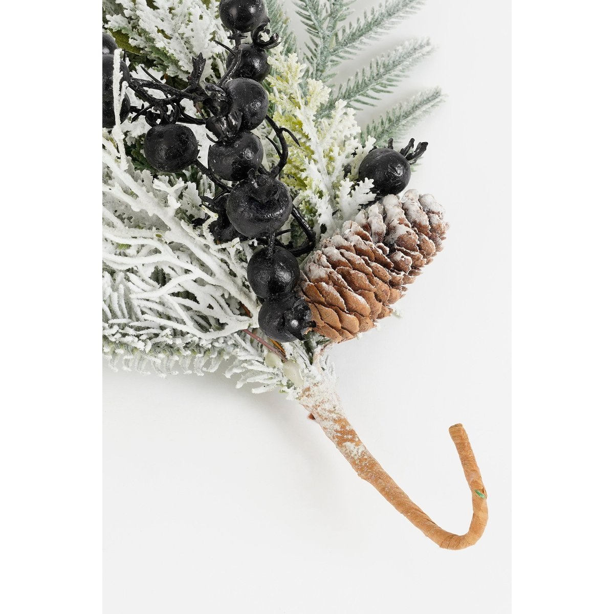Guirlande de Noël enneigée avec pommes de pin VESPER vert, MICA DECORATIONS