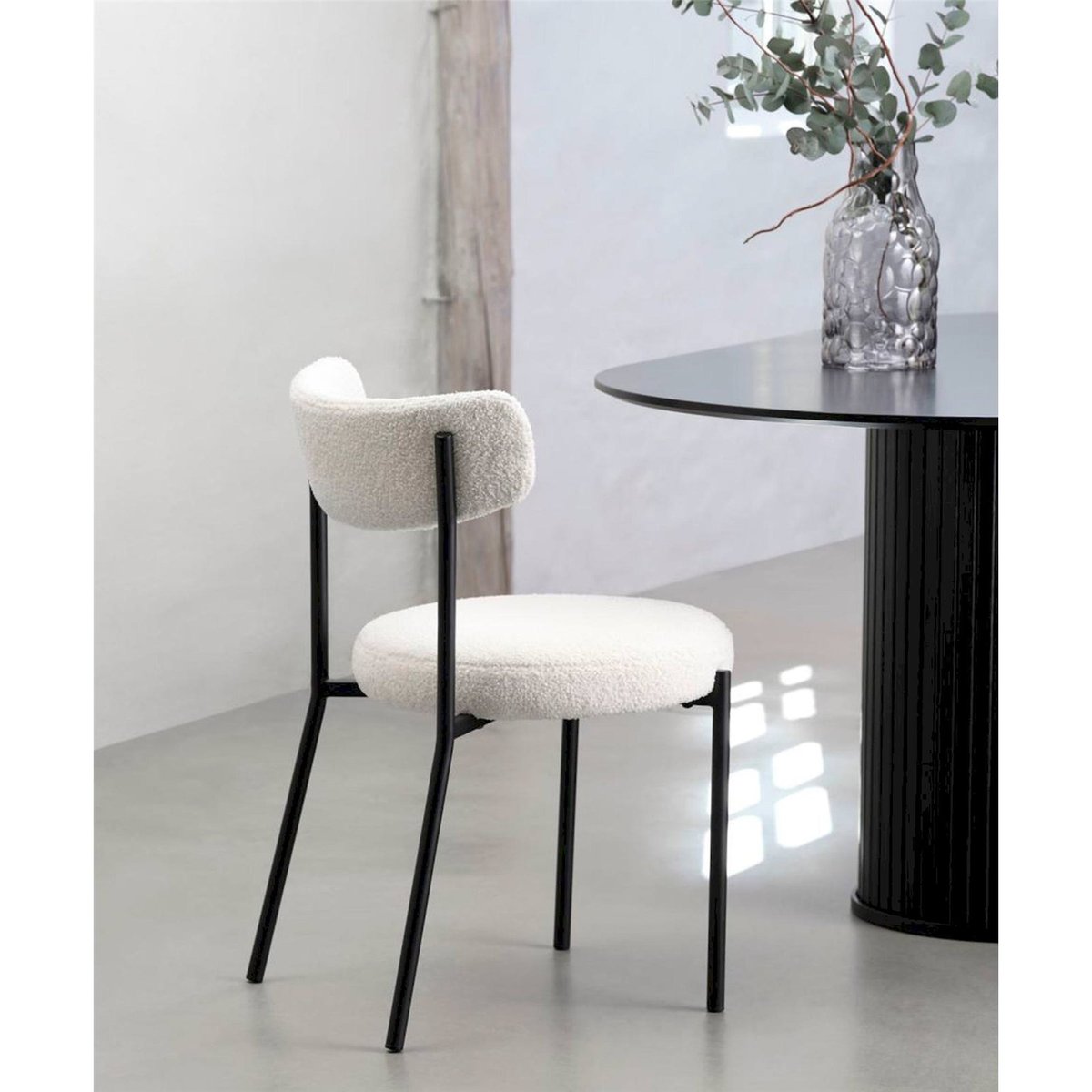 Chaise tapissée bouclette PIKKIE blanc cassé et noir mat, RECOLLECTION