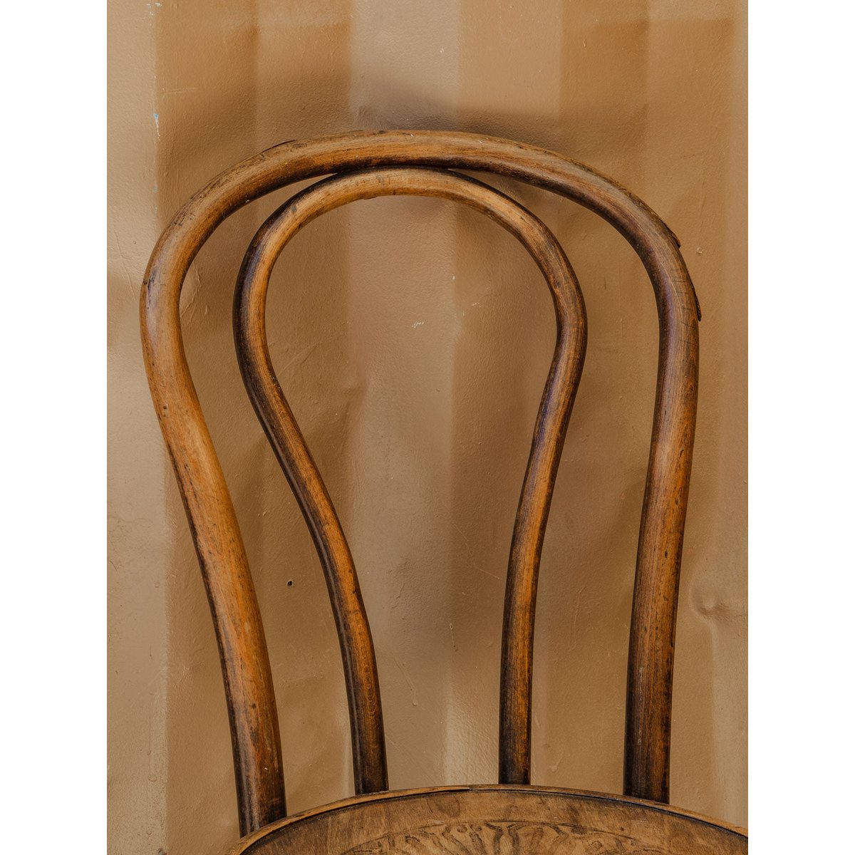 Lot de 4 chaises en bois Claude N°1408 - Bon état bois foncé, DEBONGOUT