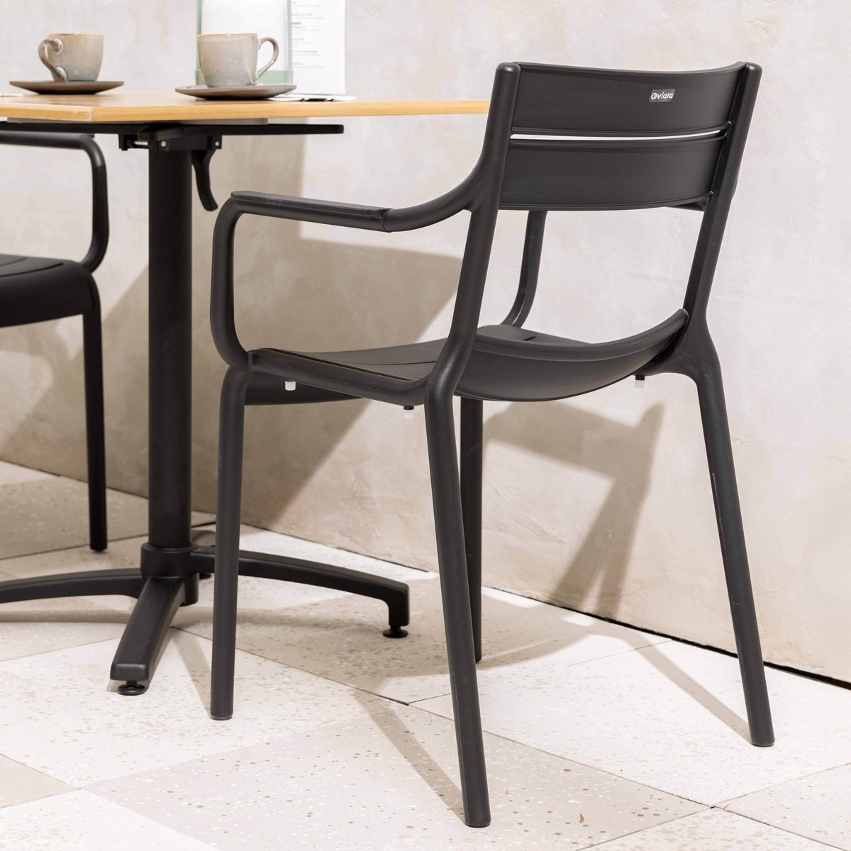 Lot de 4 chaises de terrasse avec accoudoirs en plastique, PANAME noir, OVIALA
