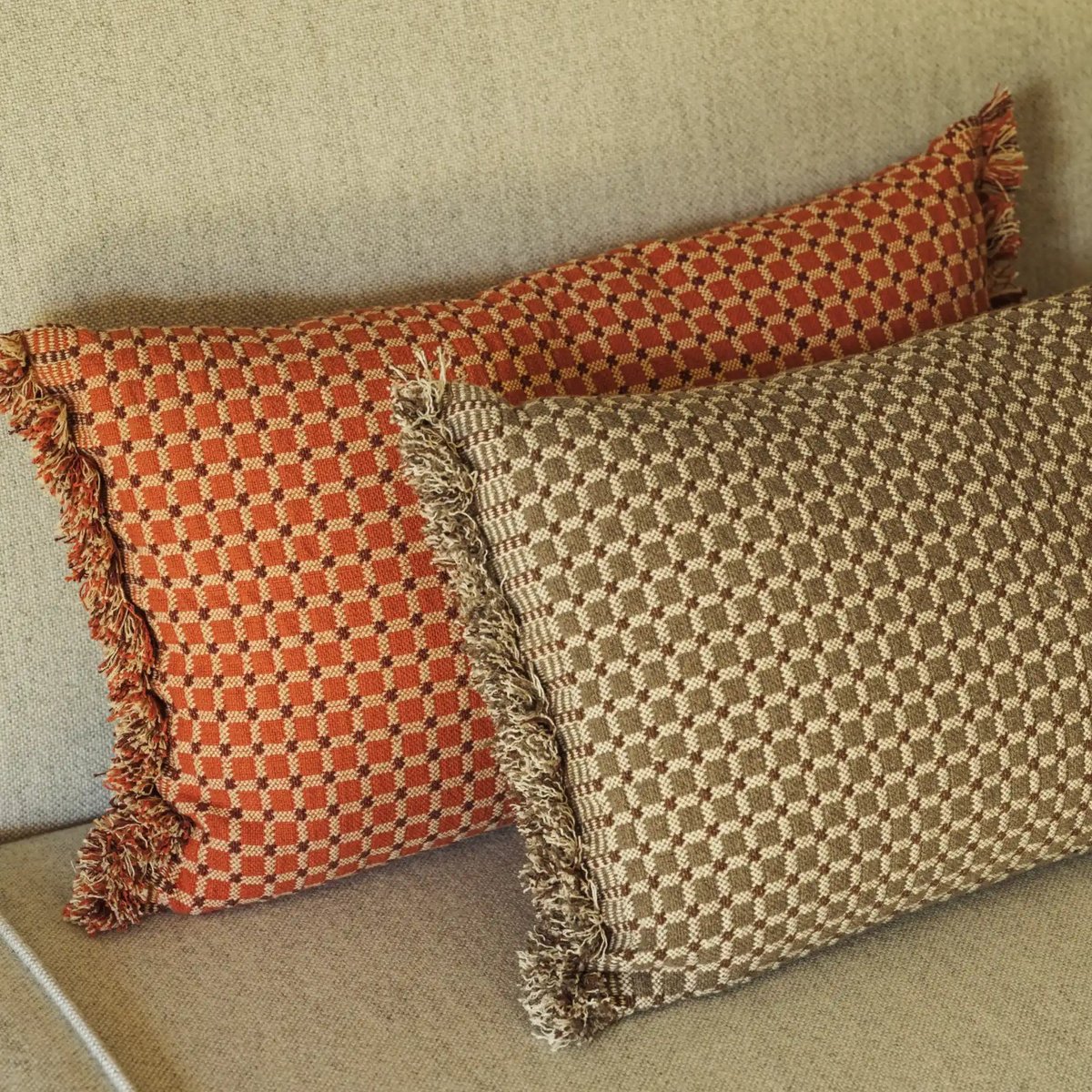 Coussin tissé main à franges Checker TORRE ROURA terracotta, marsala, galet, LORENA CANALS