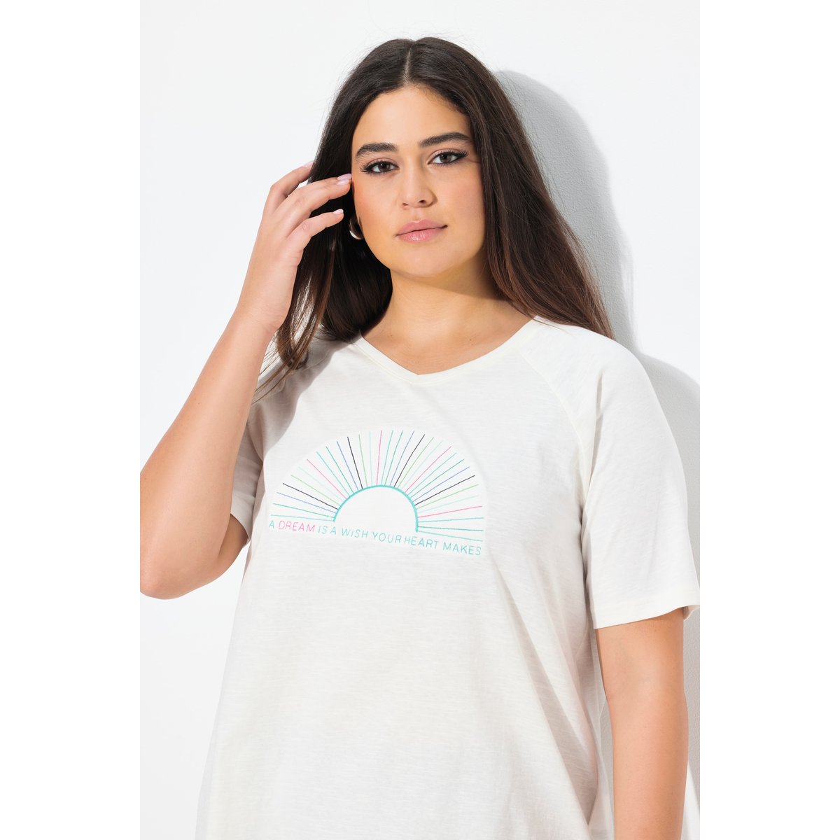 T-shirt brodé. Col V et manches blanc cassé, ULLA POPKEN