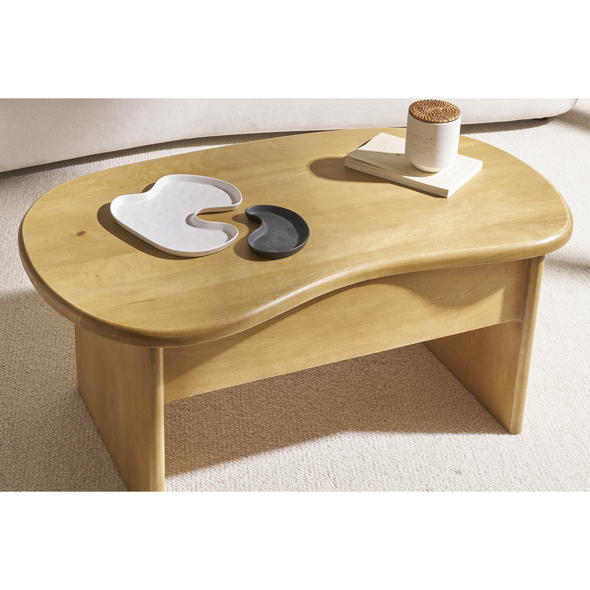 Table basse relevable design haricot avec rangement en bois manguier massif L95 cm KOKOA chêne clair, MILIBOO