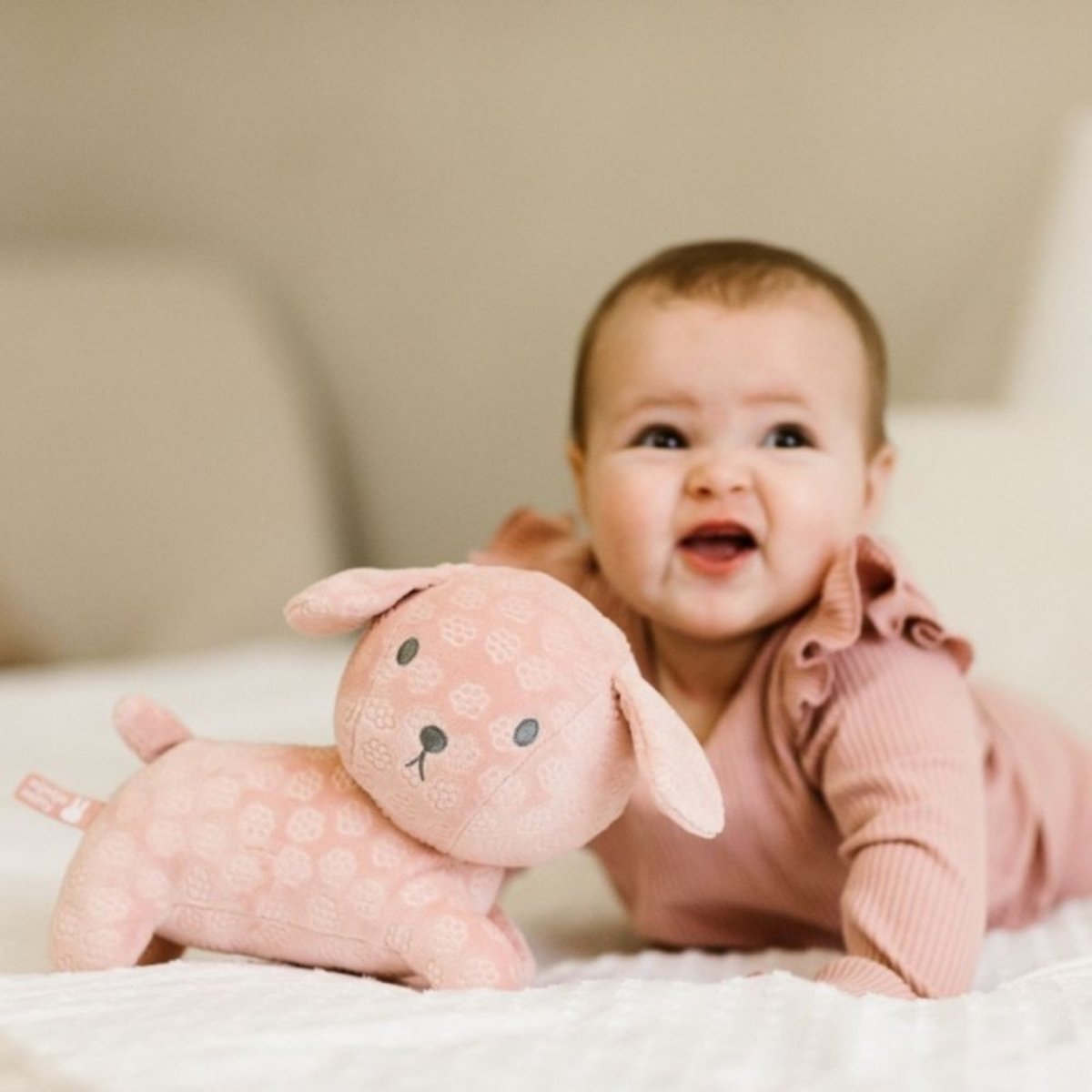 Peluche Snuffy, le chien de Miffy - Flower rose, PIOUPIOU ET MERVEILLES