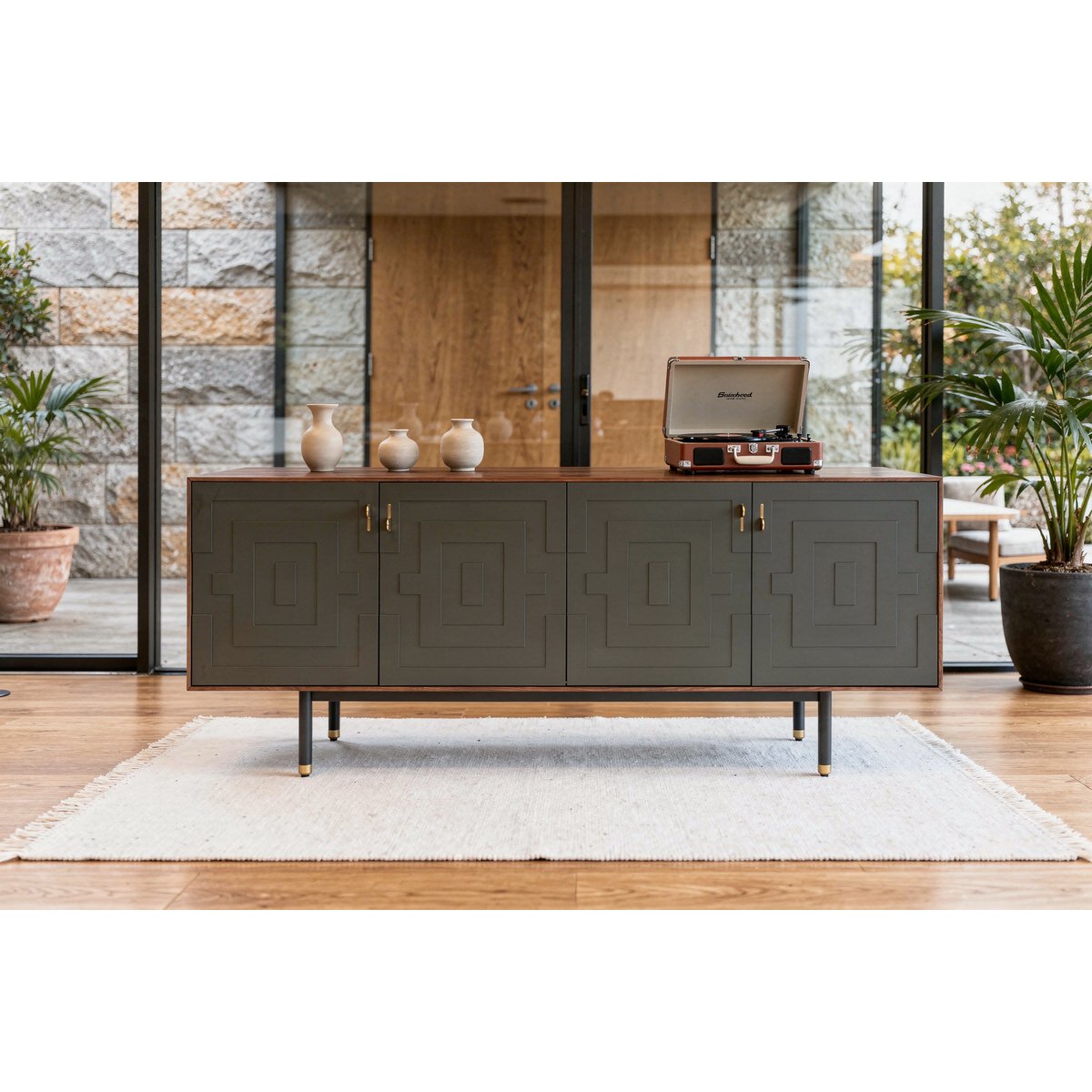 Buffet en noyer 4 portes à motifs VELINA bois foncé, PRODUIT INTERIEUR BRUT