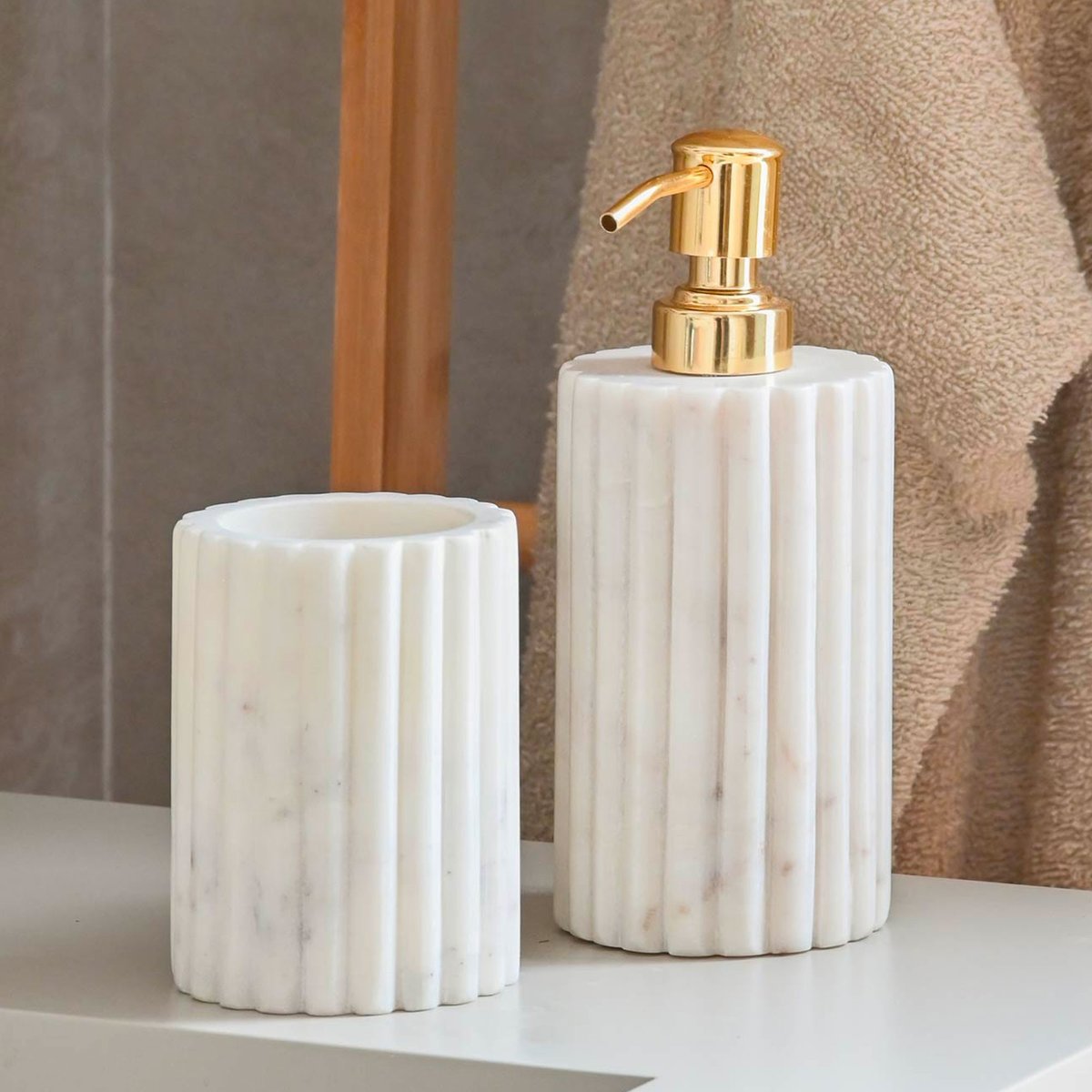 Distributeur de savon en marbre blanc et métal doré 8x8x20cm blanc, WADIGA