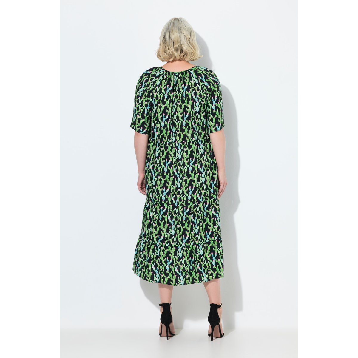 Robe midi, coupe évasée, col tunisien noir, ULLA POPKEN