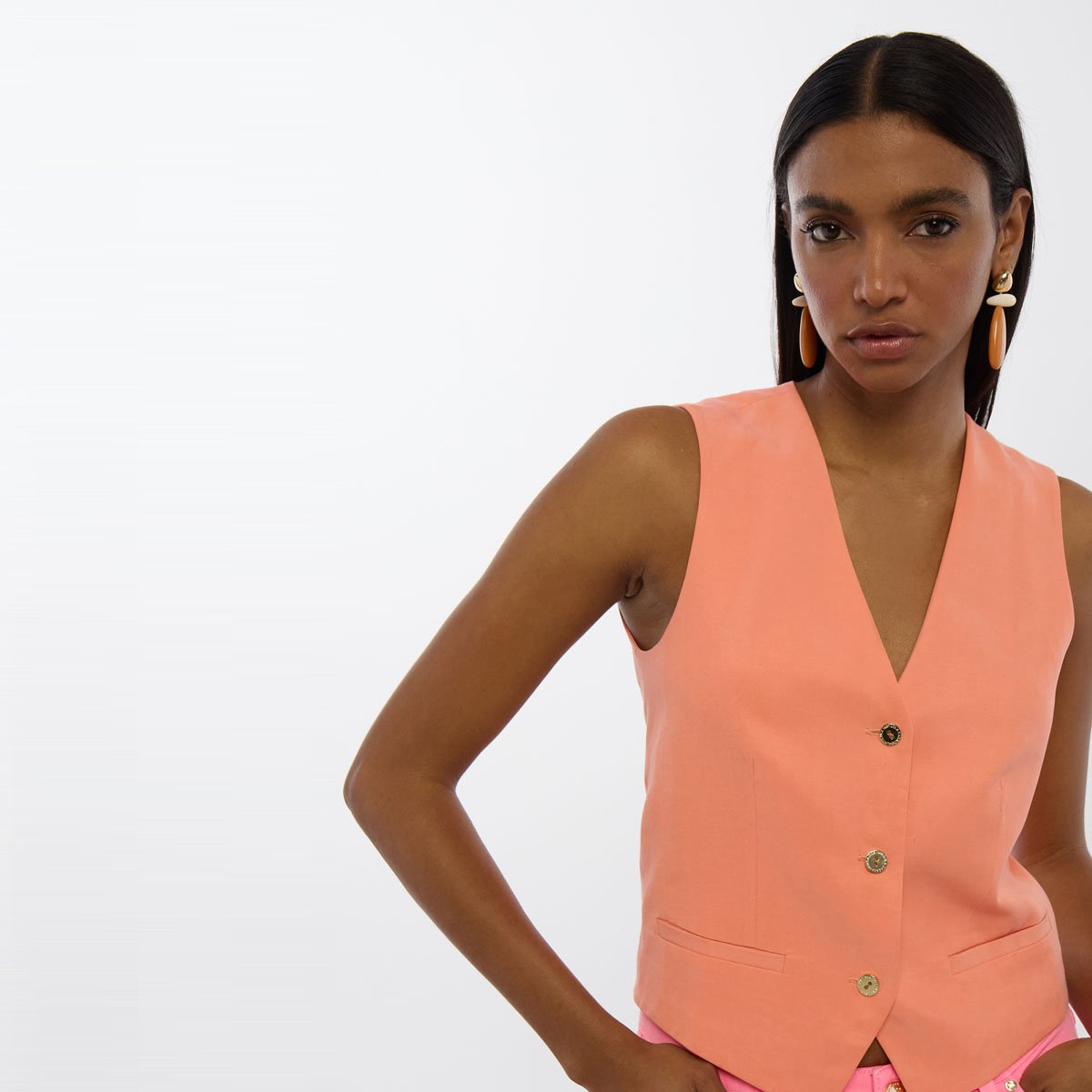 Gilet tailleur sans manches à col V saumon, LOLA CASADEMUNT
