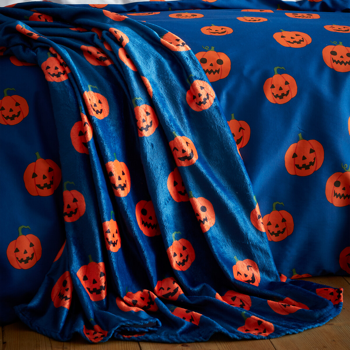 Halloween Pumpkins Throw navy, CATHERINE LANSFIELD
