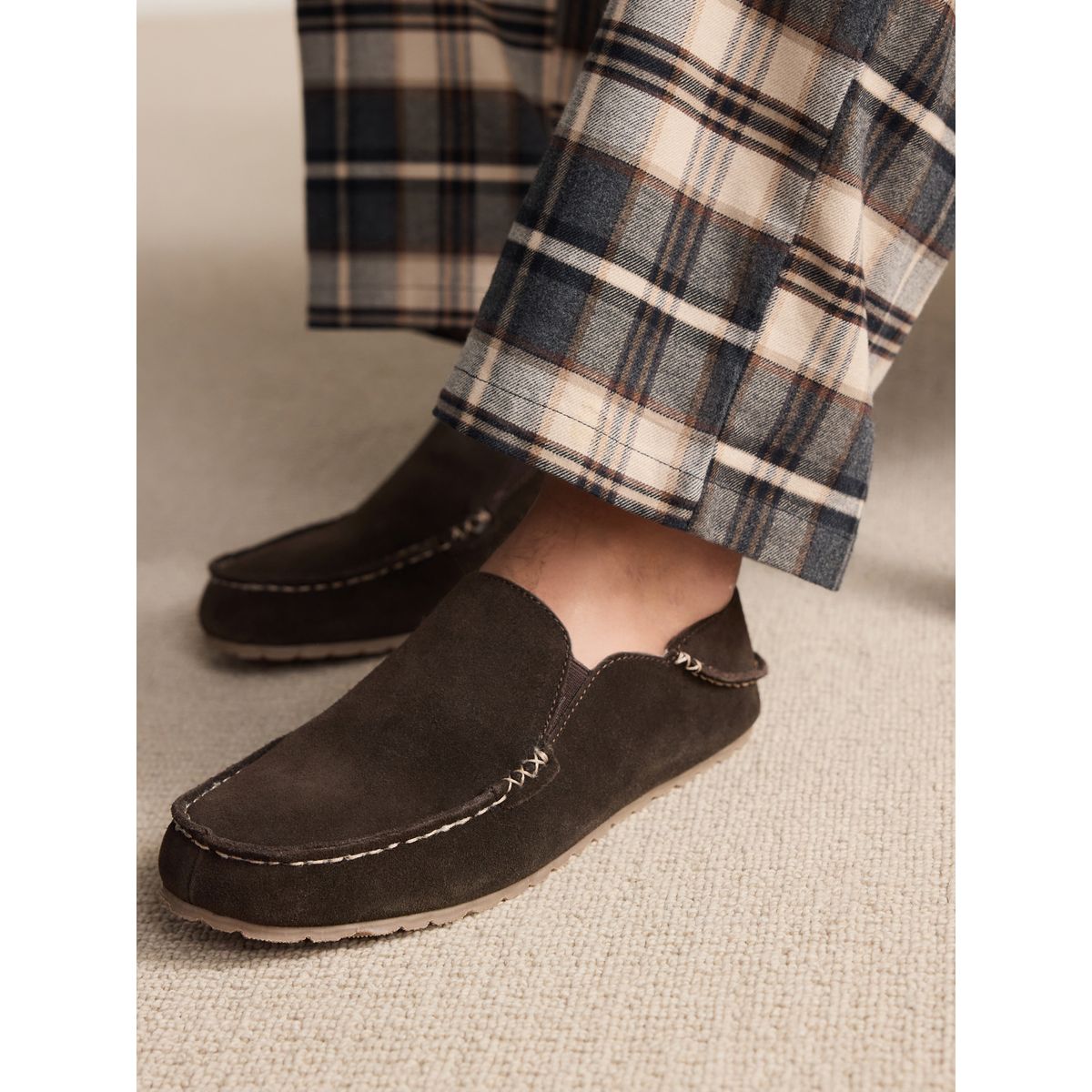 Chaussons mocassins en daim kickdown Signature marron, NEXT
