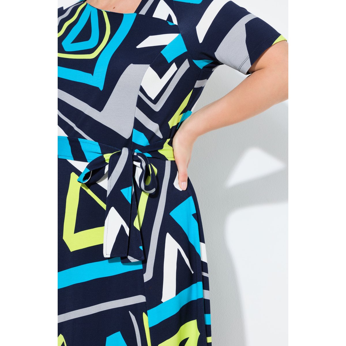 Robe midi dans un imprimé graphique marine, ULLA POPKEN