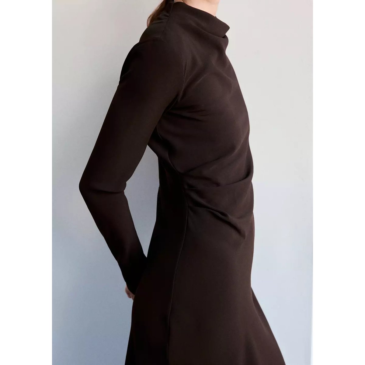 Robe drapée à col montant marron, MANGO